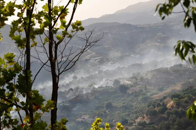 Evacuation of scattered residential areas and lockdown ordered in Cómpeta due to the Árchez fire in Málaga. Firefighting efforts using aerial resources are underway to extinguish the fire that broke out in Cómpeta. As of July 17, 2026, in Cómpeta, La Axarquía, Málaga, Andalusia, Spain The wildfire that broke out this Friday in the Málaga municipality of Árchez has forced the as a precautionary measure, of scattered residential areas in the zone closest to the fire, and a lockdown has been declared for the Málaga town of Cómpeta, while residents and visitors have been urged to refrain from visiting nearby areas and to follow the instructions of the emergency services operating on-site. JULY 17, 2026 Málaga, Andalusia, Spain  Copyright: xÃlexxZeax 7670913