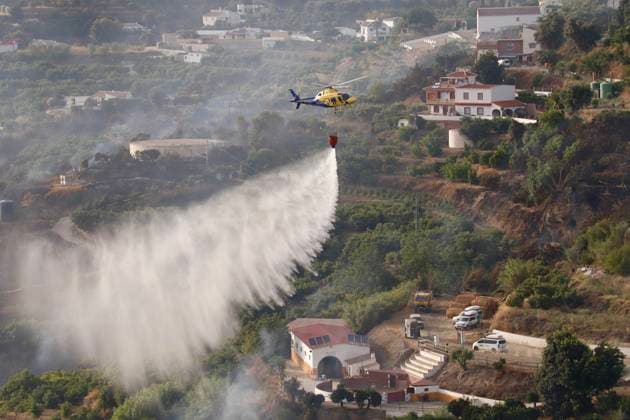Evacuation of scattered residential areas and lockdown ordered in Cómpeta due to the Árchez fire in Málaga. Firefighting efforts using aerial resources are underway to extinguish the fire that broke out in Cómpeta. As of July 17, 2026, in Cómpeta, La Axarquía, Málaga, Andalusia, Spain The wildfire that broke out this Friday in the Málaga municipality of Árchez has forced the as a precautionary measure, of scattered residential areas in the zone closest to the fire, and a lockdown has been declared for the Málaga town of Cómpeta, while residents and visitors have been urged to refrain from visiting nearby areas and to follow the instructions of the emergency services operating on-site. JULY 17, 2026 Málaga, Andalusia, Spain  Copyright: xÃlexxZeax 7670918