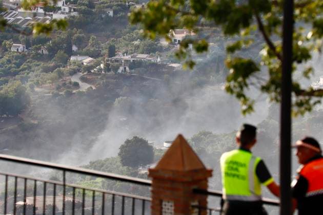 Evacuation of scattered residential areas and lockdown ordered in Cómpeta due to the Árchez fire in Málaga. Firefighting efforts using aerial resources are underway to extinguish the fire that broke out in Cómpeta. As of July 17, 2026, in Cómpeta, La Axarquía, Málaga, Andalusia, Spain The wildfire that broke out this Friday in the Málaga municipality of Árchez has forced the as a precautionary measure, of scattered residential areas in the zone closest to the fire, and a lockdown has been declared for the Málaga town of Cómpeta, while residents and visitors have been urged to refrain from visiting nearby areas and to follow the instructions of the emergency services operating on-site. JULY 17, 2026 Málaga, Andalusia, Spain  Copyright: xÃlexxZeax 7670919