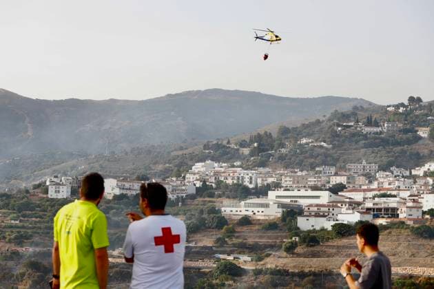 Evacuation of scattered residential areas and lockdown ordered in Cómpeta due to the Árchez fire in Málaga. Firefighting efforts using aerial resources are underway to extinguish the fire that broke out in Cómpeta. As of July 17, 2026, in Cómpeta, La Axarquía, Málaga, Andalusia, Spain The wildfire that broke out this Friday in the Málaga municipality of Árchez has forced the as a precautionary measure, of scattered residential areas in the zone closest to the fire, and a lockdown has been declared for the Málaga town of Cómpeta, while residents and visitors have been urged to refrain from visiting nearby areas and to follow the instructions of the emergency services operating on-site. JULY 17, 2026 Málaga, Andalusia, Spain  Copyright: xÃlexxZeax 7670933