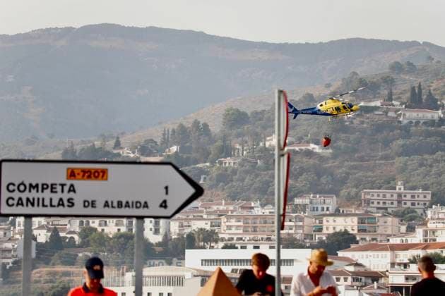 Evacuation of scattered residential areas and lockdown ordered in Cómpeta due to the Árchez fire in Málaga Firefighting efforts underway for the fire that broke out in Cómpeta As of July 17, 2026, in Cómpeta, La Axarquía, Málaga, Andalusia, Spain The wildfire that broke out this Friday in the Málaga municipality of Árchez has forced the precautionary evacuation of scattered residential areas in the zone closest to the fire, and a lockdown has been declared for the Málaga town of Cómpeta, while residents and visitors have been urged to refrain from visiting nearby areas and to follow the instructions of the emergency services operating on site. JULY 17, 2026 Málaga Andalusia Málaga Andalusia Spain  Copyright: xÃlexxZeax 7670937