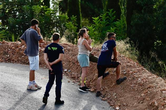 Evacuation of scattered residential areas and lockdown ordered in Cómpeta due to the Árchez fire Málaga Residents of the municipality watch the fire that broke out in Cómpeta On July 17, 2026, in Cómpeta, La Axarquía, Málaga, Andalusia, Spain The wildfire that broke out this Friday in the Málaga municipality of Árchez has forced the preventive evacuation of scattered residential areas in the zone closest to the fire, and a lockdown has been declared for the Málaga town of Cómpeta, while residents and visitors have been urged to avoid nearby areas and to follow the instructions of the emergency services on the scene. JULY 17, 2026 Málaga Andalusia Málaga Andalusia Spain  Copyright: xÃlexxZeax 7670940