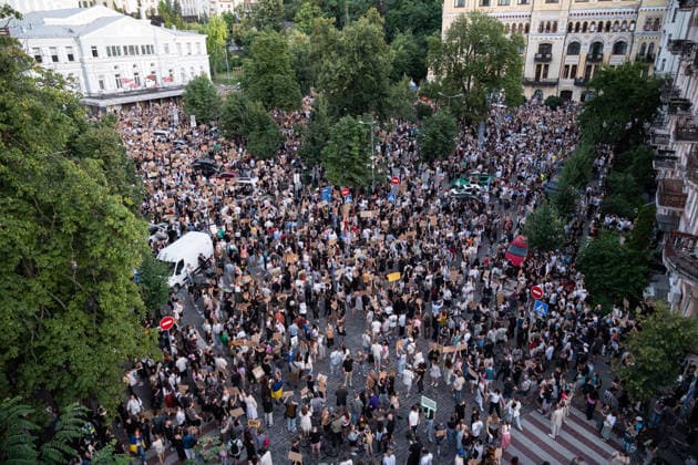 Thousands protest against the dismissal of Ukrainian Defense Minister Fedorov in Kyiv KYIV, UKRAINE - JULY 17: Ukrainians attend a rally to protest President Volodymyr Zelenskyy s decision to dismiss Defense Minister Mykhailo Fedorov after six months in office in Kyiv, Ukraine, on July 17, 2026. The demonstrators also call for the dismissal of Commander-in-Chief of the Armed Forces of Ukraine Oleksandr Syrskyi. Danylo Antoniuk Anadolu Kiev Ukraine. Editorial use only. Please get in touch for any other usage.  Copyright: x2026xAnadoluxDanyloxAntoniukx