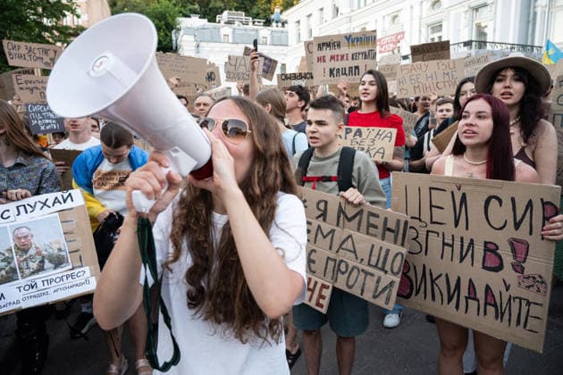 Thousands protest against the dismissal of Ukrainian Defense Minister Fedorov in Kyiv KYIV, UKRAINE - JULY 17: Ukrainians attend a rally to protest President Volodymyr Zelenskyy s decision to dismiss Defense Minister Mykhailo Fedorov after six months in office in Kyiv, Ukraine, on July 17, 2026. The demonstrators also call for the dismissal of Commander-in-Chief of the Armed Forces of Ukraine Oleksandr Syrskyi. Danylo Antoniuk Anadolu Kiev Ukraine. Editorial use only. Please get in touch for any other usage.  Copyright: x2026xAnadoluxDanyloxAntoniukx