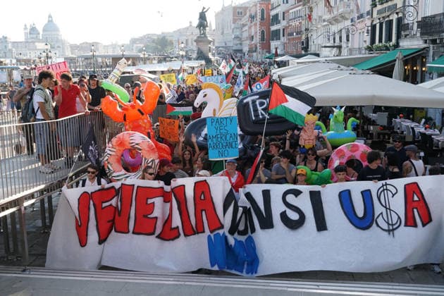 July 17, 2026, Venezia, VE: Una panoramica sul corteo di manifestanti che mostrano cartelli con slogan antiTrump, durante la marcia di protesta verso la riva dei Sette Martiri, indetta dai NoGlobal veneziani contro la visita in cittÃ dell™ambasciatore USA in Italia Tilman Fertitta, Venezia 17 luglio 2026. An overview of a procession of demonstrators displaying signs with anti-Trump slogans during a protest march toward the Riva dei Sette Martiri organized by Venetian anti-globalization activists against the visit to the city by the US Ambassador to Italy, Tilman Fertitt in Venice, Italy, 17 July 2026.ANSA ANDREA MEROLA Venezia VE  - ZUMAa110 20260717_zaf_a110_001 Copyright: xAndreaxMerolax