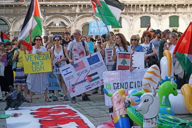 July 17, 2026, Venezia, VE: Un gruppo di manifestanti mostrano cartelli con slogan antiTrump, durante la marcia di protesta verso la riva dei Sette Martiri, indetta dai NoGlobal veneziani contro la visita in cittÃ dell™ambasciatore USA in Italia Tilman Fertitta, Venezia 17 luglio 2026. A group of protesters displays signs with anti-Trump slogans during a protest march toward the Riva dei Sette Martiri organized by Venetian anti-globalization activists against the visit to the city by the U.S. Ambassador to Italy, Tilman Fertitt in Venice, Italy, 17 July 2026. ANSA ANDREA MEROLA Venezia VE  - ZUMAa110 20260717_zaf_a110_002 Copyright: xAndreaxMerolax