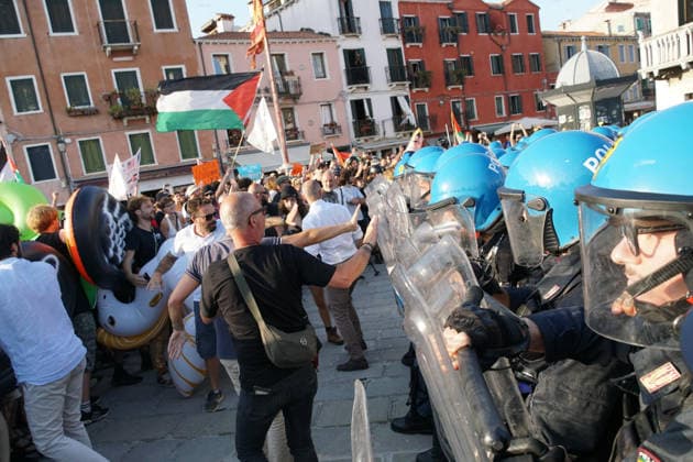 July 17, 2026, Venezia, VE: Un momento dello scontro tra manifestanti e poliziotti in tenuta antisommossa sulla Riva dei Sette Martiri, durante la marcia di protesta indetta dai NoGlobal veneziani contro la visita in cittÃ dell™ambasciatore USA in Italia Tilman Fertitta, Venezia, 17 luglio 2026. The clash between protesters and riot police on the Riva dei Sette Martiri, during a protest march organized by Venetian anti-globalization activists against the visit to the city by the US Ambassador to Italy, Tilman Fertitta, in Venice, Italy, 17 July 2026. ANSA ANDREA MEROLA. Venezia VE  - ZUMAa110 20260717_zaf_a110_003 Copyright: xAndreaxMerolax
