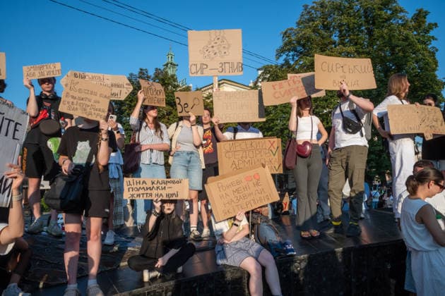 Thousands protest against the dismissal of Ukrainian Defense Minister Fedorov in Kyiv KYIV, UKRAINE - JULY 17: Ukrainians attend a rally to protest President Volodymyr Zelenskyy s decision to dismiss Defense Minister Mykhailo Fedorov after six months in office in Kyiv, Ukraine, on July 17, 2026. The demonstrators also call for the dismissal of Commander-in-Chief of the Armed Forces of Ukraine Oleksandr Syrskyi. Olena Znak Anadolu Kyiv Ukraine. Editorial use only. Please get in touch for any other usage.  Copyright: x2026xAnadoluxOlenaxZnakx