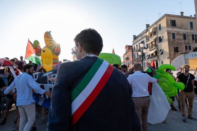 July 17, 2026, Venice, Italy: VENICE, ITALY Ã¢â‚¬ JULY 17, 2026: Hundreds of demonstrators march through Venice to protest against U.S. Ambassador to Italy Tilman J. Fertitta, who arrived earlier in the day aboard a 117-metre yacht as part of a coastal diplomacy tour. Protesters attempted to approach the yacht but were pushed back by police ahead of the annual Festa del Redentore, one of VeniceÃ¢â‚¬â ¢s largest traditional celebrations. Leonardo Garvaglia JNA PRESS Venice Italy - ZUMAq101 20260717_zna_q101_110 Copyright: xLeonardoxGaravagliax