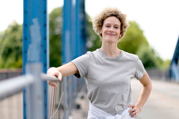 Schauspielerin Karen Dahmen beim Set-Termin der Krimi-Serie Wapo Duisburg . In der ARD-Vorabendserie spielt sie die Forensikerin Nadine Jäger. Duisburg, 17.07.2026 NRW Deutschland *** Actress Karen Dahmen on set for the crime series *Wapo Duisburg*. In the ARD early-evening series, she plays forensic scientist Nadine Jäger. Duisburg, July 17, 2026, North Rhine-Westphalia, Germany Copyright: xVolkerxHartmannx