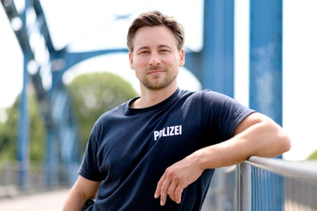 Schauspieler Timmi Trinks beim Set-Termin der Krimi-Serie Wapo Duisburg . In der ARD-Vorabendserie spielt er den Ermittler Mark Neumann. Duisburg, 17.07.2026 NRW Deutschland *** Actor Timmi Trinks on set for the crime series *Wapo Duisburg*. In the ARD early-evening series, he plays investigator Mark Neumann. Duisburg, July 17, 2026, North Rhine-Westphalia, Germany Copyright: xVolkerxHartmannx