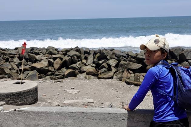 An earthquake in southern Mexico triggered tsunami warnings TAPACHULA, MEXICO - JULY 17: A child is seen near the breakwater as police and military officers patrol coastal communities after a powerful earthquake that caused only minor damage in Tapachula, Mexico, on July 17, 2026. A magnitude 7.4 earthquake struck off Mexico’s southeastern Pacific coast on Friday, according to the US Geological Survey. Mexican authorities deployed security and civil protection personnel to the affected area and reported no casualties or major damage so far. Jose Eduardo Torres Cancino Anadolu Tapachula Mexico. Editorial use only. Please get in touch for any other usage.  Copyright: x2026xAnadoluxJosexEduardoxTorresxCancinox