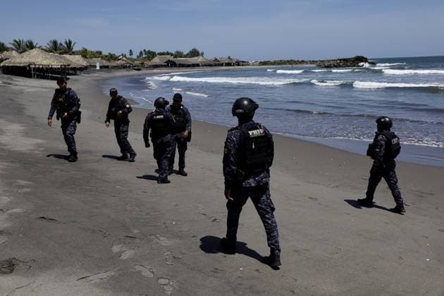 News Themen der Woche KW29 An earthquake in southern Mexico triggered tsunami warnings TAPACHULA, MEXICO - JULY 17: Police and military officers patrol coastal communities after a powerful earthquake that caused only minor damage in Tapachula, Mexico, on July 17, 2026. A magnitude 7.4 earthquake struck off Mexico’s southeastern Pacific coast on Friday, according to the US Geological Survey. Mexican authorities deployed security and civil protection personnel to the affected area and reported no casualties or major damage so far. Jose Eduardo Torres Cancino Anadolu Tapachula Mexico. Editorial use only. Please get in touch for any other usage.  Copyright: x2026xAnadoluxJosexEduardoxTorresxCancinox