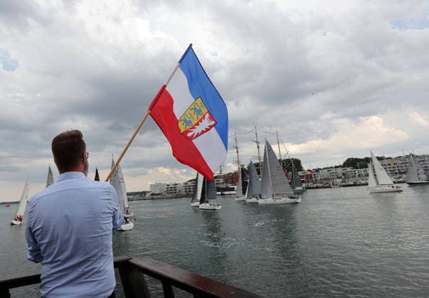 Wirtschaftsminister Schleswig Holstein, Claus Ruhe Madsen startet die erste Regatta der diesjaehrigen Travemuender Woche mit dem Schwenken der Landesfahne Impressionen der Eroeffung der 137.Travemuender Woche Reisen, Tourismus, urlaub, Ferien, Ostsee, Travemuende, Segelsport Travemuende *** Schleswig-Holstein Minister of Economic Affairs, Claus Ruhe Madsen kicks off the first regatta of this year’s Travemünde Week by raising the state flag. Highlights from the opening of the 137th Travemünde Week. Travel, tourism, vacation, holidays, Baltic Sea, Travemünde, sailing in Travemünde