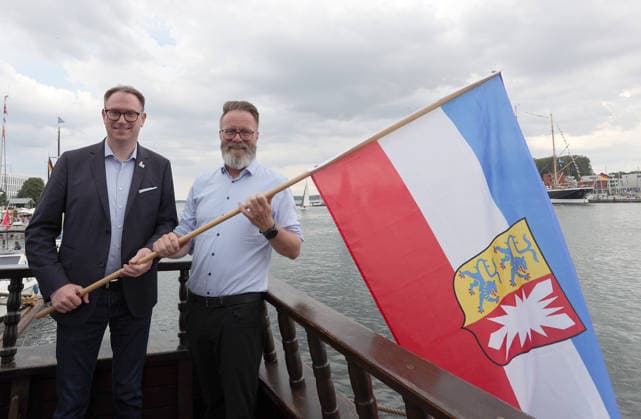 News Themen der Woche KW29 Wirtschaftsminister Schleswig Holstein, Claus Ruhe Madsen , rechts mit Buergermeister Jan Lindenaus (Luebeck) Impressionen der Eroeffung der 137.Travemuender Woche Reisen, Tourismus, urlaub, Ferien, Ostsee, Travemuende, Segelsport Travemuende *** Schleswig-Holstein Minister of Economic Affairs Claus Ruhe Madsen (right) with Lübeck Mayor Jan Lindenau. Scenes from the opening of the 137th Travemünde Week: Travel, tourism, vacation, holidays, Baltic Sea, Travemünde, sailing in Travemünde