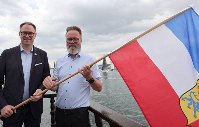 Wirtschaftsminister Schleswig Holstein, Claus Ruhe Madsen , rechts mit Buergermeister Jan Lindenaus (Luebeck) Impressionen der Eroeffung der 137.Travemuender Woche Reisen, Tourismus, urlaub, Ferien, Ostsee, Travemuende, Segelsport Travemuende *** Schleswig-Holstein Minister of Economic Affairs Claus Ruhe Madsen (right) with Lübeck Mayor Jan Lindenau. Scenes from the opening of the 137th Travemünde Week: Travel, tourism, vacation, holidays, Baltic Sea, Travemünde, sailing in Travemünde