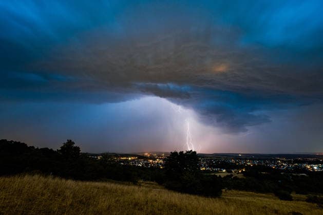 Blitze durchzucken die Nacht: Heftiges Sommergewitter über Mös, Blitze zucken bei einem Sommergewitter in der Nacht in Mössingen. Mössingen Baden-Württemberg Deutschland Mössingen *** Lightning flashes across the night. A violent summer thunderstorm over Mös; lightning flashes during a summer thunderstorm at night in Mössingen, Mössingen, Baden-Württemberg, Germany, Mössingen Copyright: x xonw-imagesx xNicklasxWaltherx