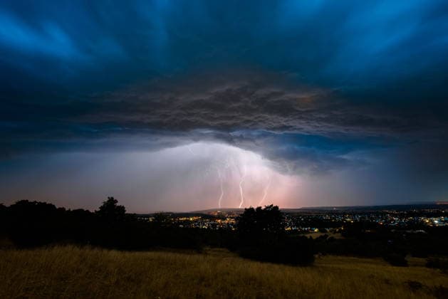 Blitze durchzucken die Nacht: Heftiges Sommergewitter über Mös, Blitze zucken bei einem Sommergewitter in der Nacht in Mössingen. Mössingen Baden-Württemberg Deutschland Mössingen *** Lightning flashes across the night. A violent summer thunderstorm over Mös; lightning flashes during a summer thunderstorm at night in Mössingen, Mössingen, Baden-Württemberg, Germany, Mössingen Copyright: x xonw-imagesx xNicklasxWaltherx