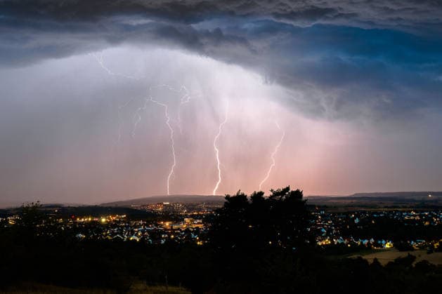 News Themen der Woche KW29 Blitze durchzucken die Nacht: Heftiges Sommergewitter über Mös, Blitze zucken bei einem Sommergewitter in der Nacht in Mössingen. Mössingen Baden-Württemberg Deutschland Mössingen *** Lightning flashes across the night. A violent summer thunderstorm over Mös; lightning flashes during a summer thunderstorm at night in Mössingen, Mössingen, Baden-Württemberg, Germany, Mössingen Copyright: x xonw-imagesx xNicklasxWaltherx