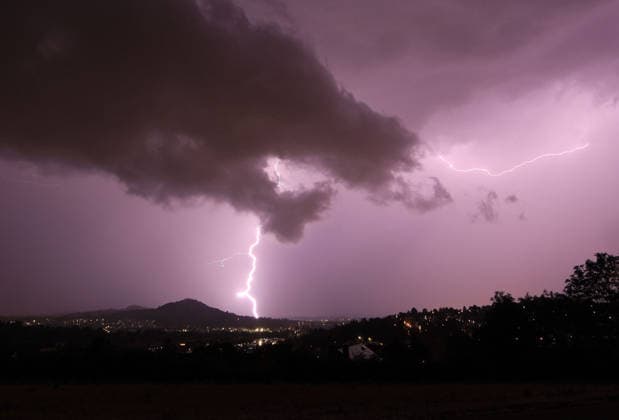 Wetterfeature, Blitze zucken bei einem Sommergewitter in der Nacht in Eningen unter Achalm. Eningen unter Achalm Baden-Württemberg Deutschland Eningen unter Achalm *** Weather Feature: Lightning flashes during a summer thunderstorm at night in Eningen unter Achalm, Eningen unter Achalm, Baden-Württemberg, Germany, Eningen unter Achalm Copyright: x xonw-imagesx xAlexanderxWolfx