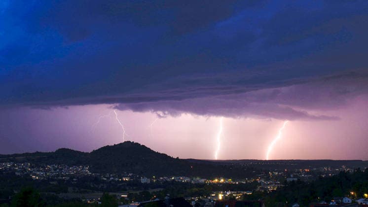Wetterfeature, Blitze zucken bei einem Sommergewitter in der Nacht in Eningen unter Achalm. Eningen unter Achalm Baden-Württemberg Deutschland Eningen unter Achalm *** Weather Feature: Lightning flashes during a summer thunderstorm at night in Eningen unter Achalm, Eningen unter Achalm, Baden-Württemberg, Germany, Eningen unter Achalm Copyright: x xonw-imagesx xAlexanderxWolfx