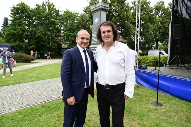 Im Bild: Octavian Ursu und Nikos Rusketos. Erinnerung an griechische Geschichte: Gedenkfeier am Obelisken im Ignacy-Paderewski-Park in Zgorzelec zum 110. Jahrestag der Ankunft des 4. griechischen Armeekorps, gefolgt von einem Konzert des Bouzouki-Virtuosen Angelo Wangelis. Zgorzelec, 17.07.2026 *** Pictured: Octavian Ursu and Nikos Rusketos. Commemoration of Greek history: a memorial ceremony at the obelisk in Ignacy Paderewski Park in Zgorzelec marking the 110th anniversary of the arrival of the 4th Greek Army Corps, followed by a concert by bouzouki virtuoso Angelo Wangelis. Zgorzelec, July 17, 2026 Copyright: xMatthiasxWehnertx