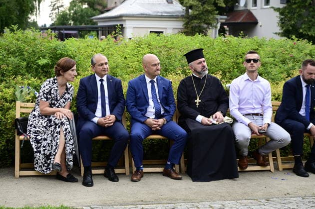 Im Bild: Octavian Ursu, Rafal Gronicz, Marek Bonifatiuk und andere Gäste. Erinnerung an griechische Geschichte: Gedenkfeier am Obelisken im Ignacy-Paderewski-Park in Zgorzelec zum 110. Jahrestag der Ankunft des 4. griechischen Armeekorps, gefolgt von einem Konzert des Bouzouki-Virtuosen Angelo Wangelis. Zgorzelec, 17.07.2026 *** Pictured: Octavian Ursu, Rafal Gronicz, Marek Bonifatiuk, and other guests. Commemorating Greek history: A memorial ceremony at the obelisk in Ignacy Paderewski Park in Zgorzelec marking the 110th anniversary of the arrival of the 4th Greek Army Corps, followed by a concert by bouzouki virtuoso Angelo Wangelis. Zgorzelec, July 17, 2026 Copyright: xMatthiasxWehnertx