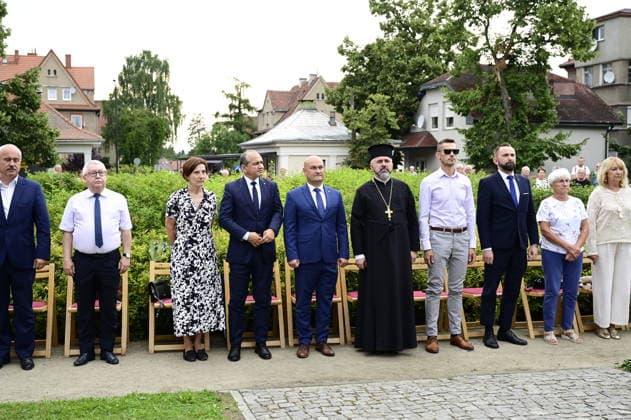 Im Bild: Octavian Ursu, Rafal Gronicz, Marek Bonifatiuk und andere Gäste. Erinnerung an griechische Geschichte: Gedenkfeier am Obelisken im Ignacy-Paderewski-Park in Zgorzelec zum 110. Jahrestag der Ankunft des 4. griechischen Armeekorps, gefolgt von einem Konzert des Bouzouki-Virtuosen Angelo Wangelis. Zgorzelec, 17.07.2026 *** Pictured: Octavian Ursu, Rafal Gronicz, Marek Bonifatiuk, and other guests. Commemorating Greek history: A memorial ceremony at the obelisk in Ignacy Paderewski Park in Zgorzelec marking the 110th anniversary of the arrival of the 4th Greek Army Corps, followed by a concert by bouzouki virtuoso Angelo Wangelis. Zgorzelec, July 17, 2026 Copyright: xMatthiasxWehnertx