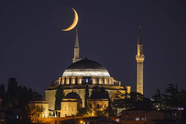 Crescent moon over Istanbul ISTANBUL, TURKIYE - JULY 17: The crescent moon rises above the Yavuz Sultan Selim Mosque in Istanbul, Turkiye, on July 17, 2026. Isa Terli Anadolu Istanbul Turkey. Editorial use only. Please get in touch for any other usage.  Copyright: x2026xAnadoluxIsaxTerlix