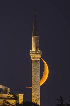 Crescent moon over Istanbul ISTANBUL, TURKIYE - JULY 17: The crescent moon rises above the Yavuz Sultan Selim Mosque in Istanbul, Turkiye, on July 17, 2026. Isa Terli Anadolu Istanbul Turkey. Editorial use only. Please get in touch for any other usage.  Copyright: x2026xAnadoluxIsaxTerlix