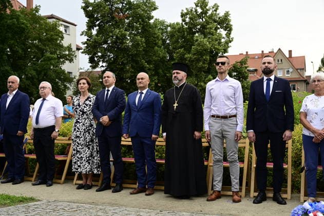 Im Bild: Octavian Ursu, Rafal Gronicz, Marek Bonifatiuk und andere Gäste. Erinnerung an griechische Geschichte: Gedenkfeier am Obelisken im Ignacy-Paderewski-Park in Zgorzelec zum 110. Jahrestag der Ankunft des 4. griechischen Armeekorps, gefolgt von einem Konzert des Bouzouki-Virtuosen Angelo Wangelis. Zgorzelec, 17.07.2026 *** Pictured: Octavian Ursu, Rafal Gronicz, Marek Bonifatiuk, and other guests. Commemorating Greek history: A memorial ceremony at the obelisk in Ignacy Paderewski Park in Zgorzelec marking the 110th anniversary of the arrival of the 4th Greek Army Corps, followed by a concert by bouzouki virtuoso Angelo Wangelis. Zgorzelec, July 17, 2026 Copyright: xMatthiasxWehnertx