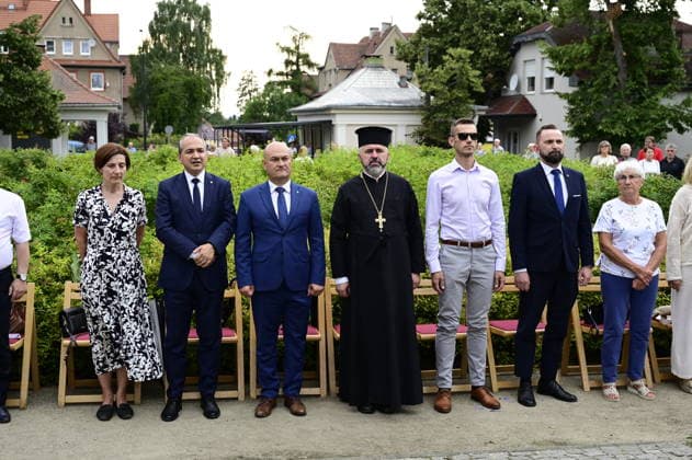 Im Bild: Octavian Ursu, Rafal Gronicz, Marek Bonifatiuk und andere Gäste. Erinnerung an griechische Geschichte: Gedenkfeier am Obelisken im Ignacy-Paderewski-Park in Zgorzelec zum 110. Jahrestag der Ankunft des 4. griechischen Armeekorps, gefolgt von einem Konzert des Bouzouki-Virtuosen Angelo Wangelis. Zgorzelec, 17.07.2026 *** Pictured: Octavian Ursu, Rafal Gronicz, Marek Bonifatiuk, and other guests. Commemorating Greek history: A memorial ceremony at the obelisk in Ignacy Paderewski Park in Zgorzelec marking the 110th anniversary of the arrival of the 4th Greek Army Corps, followed by a concert by bouzouki virtuoso Angelo Wangelis. Zgorzelec, July 17, 2026 Copyright: xMatthiasxWehnertx