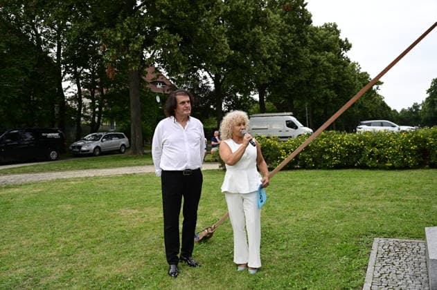 Im Bild: Nikos Rusketos und Krystyna Radzieta. Erinnerung an griechische Geschichte: Gedenkfeier am Obelisken im Ignacy-Paderewski-Park in Zgorzelec zum 110. Jahrestag der Ankunft des 4. griechischen Armeekorps, gefolgt von einem Konzert des Bouzouki-Virtuosen Angelo Wangelis. Zgorzelec, 17.07.2026 *** Pictured: Nikos Rusketos and Krystyna Radzieta. Commemorating Greek history: A memorial ceremony at the obelisk in Ignacy Paderewski Park in Zgorzelec marking the 110th anniversary of the arrival of the 4th Greek Army Corps, followed by a concert by bouzouki virtuoso Angelo Wangelis. Zgorzelec, July 17, 2026 Copyright: xMatthiasxWehnertx