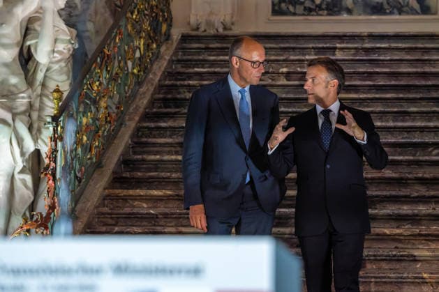 26. Deutsch-Französischer Ministerrat am 17. Juli 2026 im Schloss Augustusburg zu Brühl. Der französische Staatspräsident Emmanuel Macron (rechts) mit dem Bundeskanzler Bundesrepublik Deutschland Friedrich Merz auf dem Weg zur gemeinsamen Pressekonferenz. Anlässlich des 26. Ministerrates begrüßten der Kanzler sowie Mitglieder seines Kabinetts den Französischen Präsidenten Emmanuel Macron sowie einige Mitglieder der französischen Regierung. Brühl Nordrhein-Westfalen Deutschland *** 26th German-French Ministerial Council on July 17, 2026, at Augustusburg Palace in Brühl French President Emmanuel Macron (right) with Friedrich Merz, Chancellor of the Federal Republic of Germany, on their way to a joint press conference On the occas