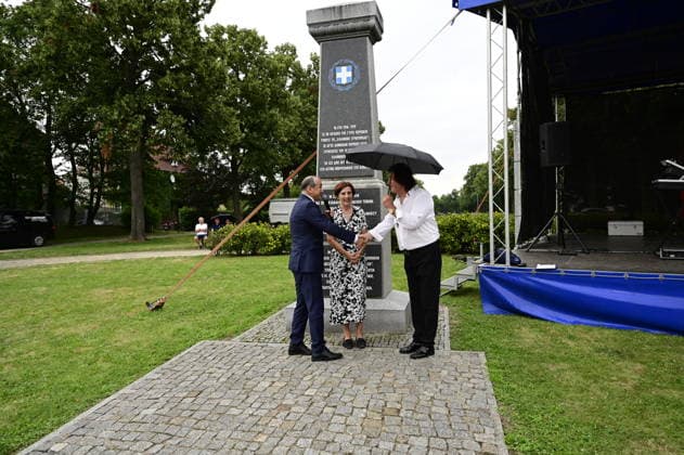 Im Bild: Octavian Ursu und Nikos Rusketos. Erinnerung an griechische Geschichte: Gedenkfeier am Obelisken im Ignacy-Paderewski-Park in Zgorzelec zum 110. Jahrestag der Ankunft des 4. griechischen Armeekorps, gefolgt von einem Konzert des Bouzouki-Virtuosen Angelo Wangelis. Zgorzelec, 17.07.2026 *** Pictured: Octavian Ursu and Nikos Rusketos. Commemoration of Greek history: a memorial ceremony at the obelisk in Ignacy Paderewski Park in Zgorzelec marking the 110th anniversary of the arrival of the 4th Greek Army Corps, followed by a concert by bouzouki virtuoso Angelo Wangelis. Zgorzelec, July 17, 2026 Copyright: xMatthiasxWehnertx