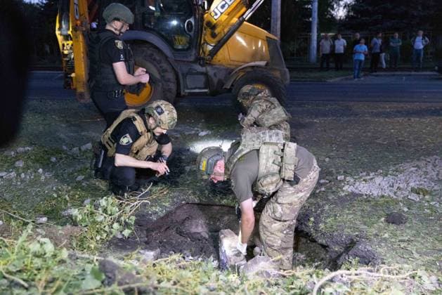 July 17, 2026, Kharkiv, Kharkiv Oblast, UKRAINE: Emergency and military personnel conduct search and rescue operations at the site of destruction following a russian missile attack in Shevchenkivskyi District, Kharkiv, Kharkiv Oblast, Ukraine, July 17, 2026. The strike killed one 40-year-old man in his vehicle and wounded seven others who were hospitalized. Residential and civilian infrastructure including educational and commercial buildings sustained damage. Kharkiv UKRAINE  - ZUMAt164 20260717_zip_t164_012 Copyright: xYevhenxTitovx