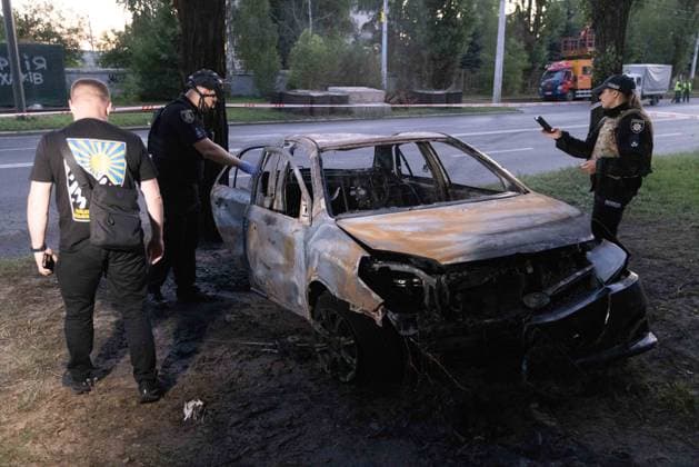 July 17, 2026, Kharkiv, Kharkiv Oblast, Ukraine: Emergency personnel and law enforcement examine a severely damaged vehicle at the scene of a russian Banderol missile strike on a road in Kharkiv s Shevchenkivskyi District on July 17, 2026. The attack killed one person and injured nine others, with debris scattered across the roadside and surrounding vegetation. Kharkiv Ukraine  - ZUMAt164 20260717_zip_t164_013 Copyright: xYevhenxTitovx