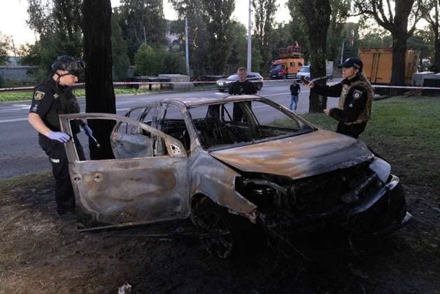 July 17, 2026, Kharkiv, Kharkiv Oblast, Ukraine: ukrainian police officers examine a charred vehicle on july 17, 2026, following a russian banderol missile strike on a road in kharkiv s shevchenkivskyi district. the attack killed one 40-year-old man in his vehicle and injured nine others. burned-out cars, debris, and emergency response personnel are visible at the scene as authorities conduct their investigation. Kharkiv Ukraine  - ZUMAt164 20260717_zip_t164_023 Copyright: xYevhenxTitovx