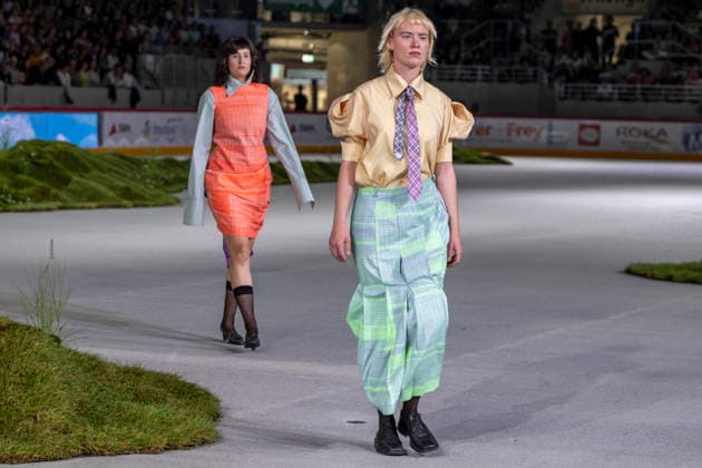Entertainment Themen der Woche KW29 Kunsthochschule Burg Giebichenstein Halle Saale Werkschau Modedesign 2026 Halle, Deutschland 17.Juli 2026: Im Bild:Studenten der Kunsthochschule Burg Giebichenstein Halle Saale waehrend der Werksschau Modedesign 2026 Halle Saale Sparkassen Eisdom Sachsen Anhalt Deutschland *** Burg Giebichenstein University of Art and Design, Halle (Saale) – Fashion Design Exhibition 2026, Halle, Germany July 17, 2026 Pictured: Students from the Burg Giebichenstein University of Art and Design Halle-Saale during the 2026 Fashion Design Exhibition in Halle-Saale at the Sparkassen Eisdom, Saxony-Anhalt, Germany