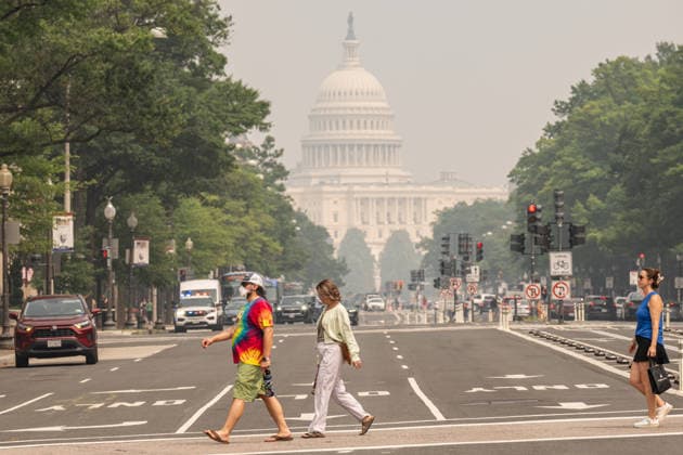 July 17, 2026, Wasington, District Of Columbia, United States: People wear face masks as smoke from Canadian wildfires blankets Washington, D.C., reducing air quality and visibility across the nation s capital. Wasington United States  - ZUMAk206 20260717_znp_k206_006 Copyright: xMattxKaminskyx