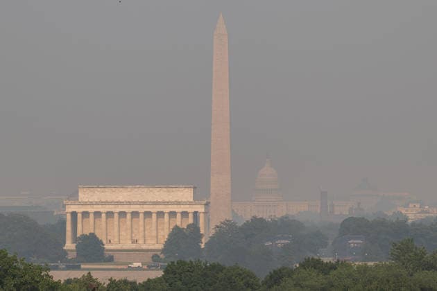July 17, 2026, Wasington, District Of Columbia, United States: The Lincoln Memorial, Washington Monument, and U.S. Capitol are seen through smoke from Canadian wildfires as haze blankets Washington, D.C., reducing visibility across the nation s capital. Wasington United States  - ZUMAk206 20260717_znp_k206_012 Copyright: xMattxKaminskyx