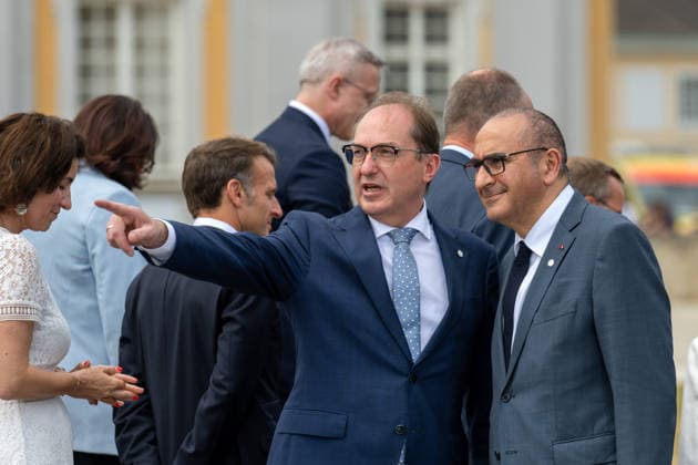 26. Deutsch-Französischer Ministerrat am 17. Juli 2026 im Schloss Augustusburg zu Brühl. Im Bild der deutsche Innenminister Alexander Dobrindt (2.v.r.) im Gespräch mit dem französischen Innenminister Laurent Nunez im Anschluss an das sogenannte Familienfoto. Links daneben sind Emmanuel Macron und Dorothee Bär zu erkennen. Anlässlich des Ministerrates begrüßten der deutsche Bundeskanzler sowie Mitglieder seines Kabinetts den Französischen Präsidenten Emmanuel Macron sowie einige Mitglieder der französischen Regierung. Brühl Nordrhein-Westfalen Deutschland *** 26 German-French Ministerial Council on July 17, 2026, at Augustusburg Palace in Brühl. Pictured is German Interior Minister Alexander Dobrindt (second from the right) spe