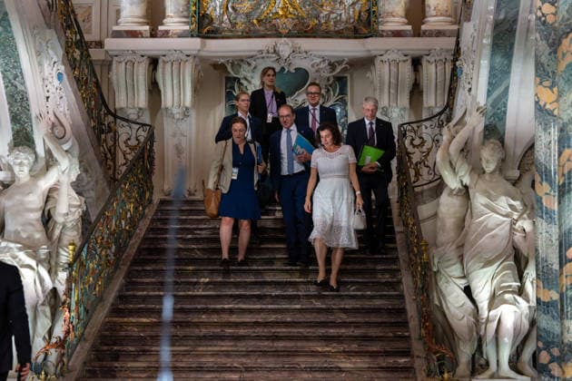 26. Deutsch-Französischer Ministerrat am 17. Juli 2026 im Schloss Augustusburg zu Brühl. Im Bild die deutsche Ministerin für Forschung, Technologie und Raumfahrt, Dorothee Bär, schräg links dahinter mit blauer Mappe der deutsche Innenminister Alexander Dobrindt vor der gemeinsamen Pressekonferenz des französischen Staatspräsidenten Emmanuel Macron und des deutschen Bundeskanzlers Friedrich Merz. Anlässlich des Ministerrates begrüßten der Kanzler sowie Mitglieder seines Kabinetts den Französischen Präsidenten Emmanuel Macron sowie einige Mitglieder der französischen Regierung. Brühl Nordrhein-Westfalen Deutschland *** 26 German-French Ministerial Council on July 17, 2026, at Augustusburg Palace in Brühl. Pictured is Dorothee