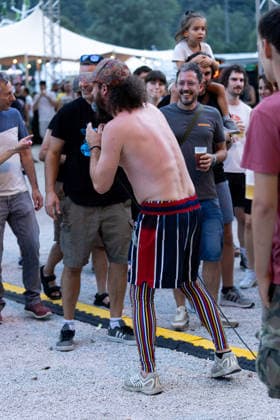 17.07.2026, Bellinzona, Parco Urbano, Nevermind Music Fest 2026: PALKO!MUSKI, Baptiste Beleffi (lead vocals & keyboards) interacting with the fans Bellinzona Parco Urbano Ticino Switzerland *** July 17, 2026, Bellinzona, Parco Urbano, Nevermind Music Fest 2026 PALKO MUSKI, Baptiste Beleffi on lead vocals and keyboards, interacting with the fans at Bellinzona s Parco Urbano in Ticino, Switzerland Copyright: xJustPictures.ch FrancescoxMinghettix jp-en-FrMi-_NG_0522