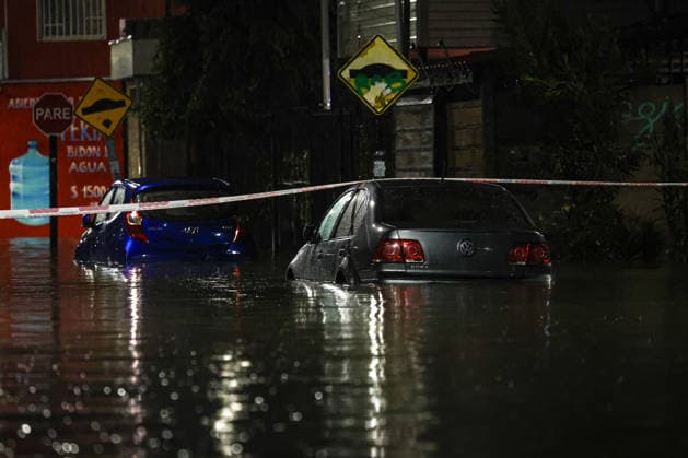 Storm in Chile leaves at least four dead and 1,595 homes damaged SANTIAGO, CHILE - JULY 17: Flooded streets in a suburban area of ??Santiago, Chile, on July 17, 2026. The storm that has been affecting 10 of Chile s 16 regions since Thursday, July 16, has left at least four dead and more than 1,595 homes with some type of damage, reported Interior Undersecretary Maximo Pavez on Friday. Lucas Aguayo Araos Anadolu Santiago Chile. Editorial use only. Please get in touch for any other usage.  Copyright: x2026xAnadoluxLucasxAguayoxAraosx
