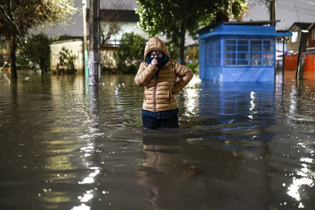 Storm in Chile leaves at least four dead and 1,595 homes damaged SANTIAGO, CHILE - JULY 17: A woman walks through a flooded street in a suburban area of ??Santiago, Chile, on July 17, 2026. The storm that has been affecting 10 of Chile s 16 regions since Thursday, July 16, has left at least four dead and more than 1,595 homes with some type of damage, reported Interior Undersecretary Maximo Pavez on Friday. Lucas Aguayo Araos Anadolu Santiago Chile. Editorial use only. Please get in touch for any other usage.  Copyright: x2026xAnadoluxLucasxAguayoxAraosx