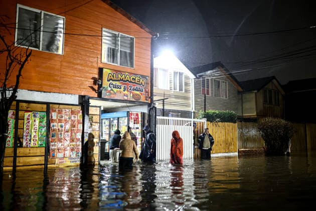 Storm in Chile leaves at least four dead and 1,595 homes damaged SANTIAGO, CHILE - JULY 17: Residents of a suburban area see their homes flooded in Santiago, Chile, on July 17, 2026. The storm that has been affecting 10 of Chile s 16 regions since Thursday, July 16, has left at least four dead and more than 1,595 homes with some type of damage, reported Interior Undersecretary Maximo Pavez on Friday. Lucas Aguayo Araos Anadolu Santiago Chile. Editorial use only. Please get in touch for any other usage.  Copyright: x2026xAnadoluxLucasxAguayoxAraosx