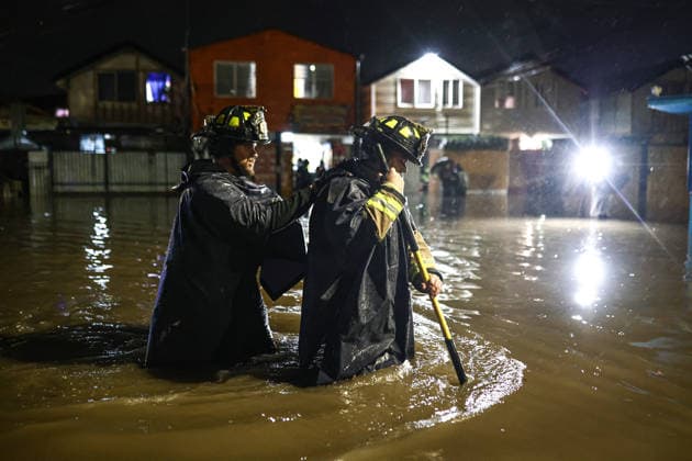 Storm in Chile leaves at least four dead and 1,595 homes damaged SANTIAGO, CHILE - JULY 17: Firefighters walk through flooded streets in a suburban area of ??Santiago, Chile, on July 17, 2026. The storm that has been affecting 10 of Chile s 16 regions since Thursday, July 16, has left at least four dead and more than 1,595 homes with some type of damage, reported Interior Undersecretary Maximo Pavez on Friday. Lucas Aguayo Araos Anadolu Santiago Chile. Editorial use only. Please get in touch for any other usage.  Copyright: x2026xAnadoluxLucasxAguayoxAraosx
