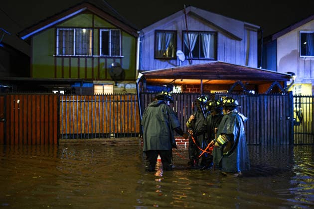 Storm in Chile leaves at least four dead and 1,595 homes damaged SANTIAGO, CHILE - JULY 17: Firefighters walk through flooded streets in a suburban area of ??Santiago, Chile, on July 17, 2026. The storm that has been affecting 10 of Chile s 16 regions since Thursday, July 16, has left at least four dead and more than 1,595 homes with some type of damage, reported Interior Undersecretary Maximo Pavez on Friday. Lucas Aguayo Araos Anadolu Santiago Chile. Editorial use only. Please get in touch for any other usage.  Copyright: x2026xAnadoluxLucasxAguayoxAraosx