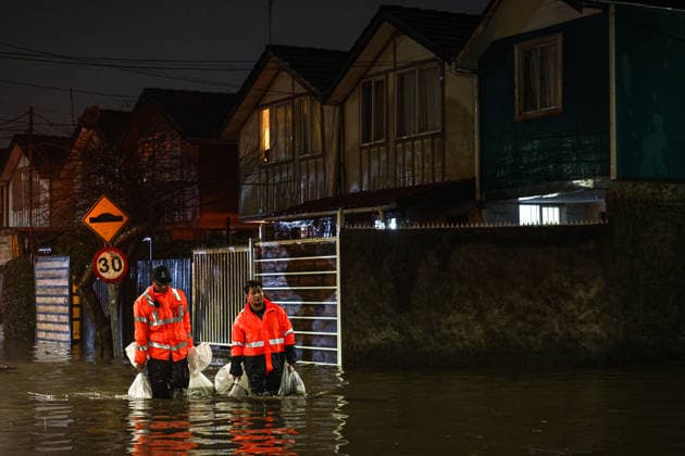 Storm in Chile leaves at least four dead and 1,595 homes damaged SANTIAGO, CHILE - JULY 17: Emergency workers walk through flooded streets in a suburban area of ??Santiago, Chile, on July 17, 2026. The storm that has affected 10 of Chile s 16 regions since Thursday, July 16, has left at least four dead and more than 1,595 homes with some type of damage, reported Interior Undersecretary Maximo Pavez on Friday. Lucas Aguayo Araos Anadolu Santiago Chile. Editorial use only. Please get in touch for any other usage.  Copyright: x2026xAnadoluxLucasxAguayoxAraosx